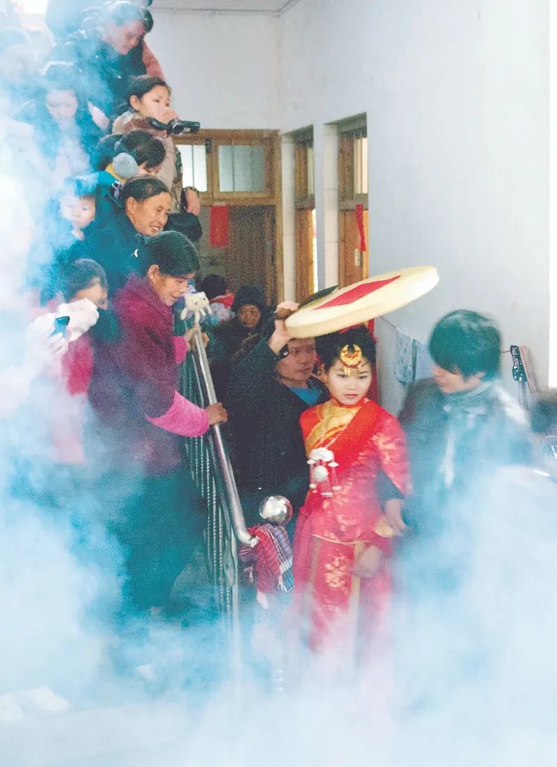 婚礼习俗新娘跨鸡_新娘跟鸡拜堂叫什么_跨新娘的句子